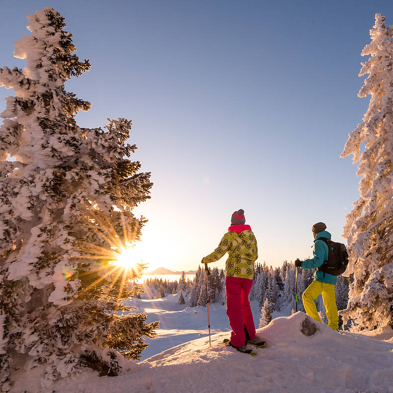 Schneeschuhwandern bei Sonnenuntergang - Region Villach