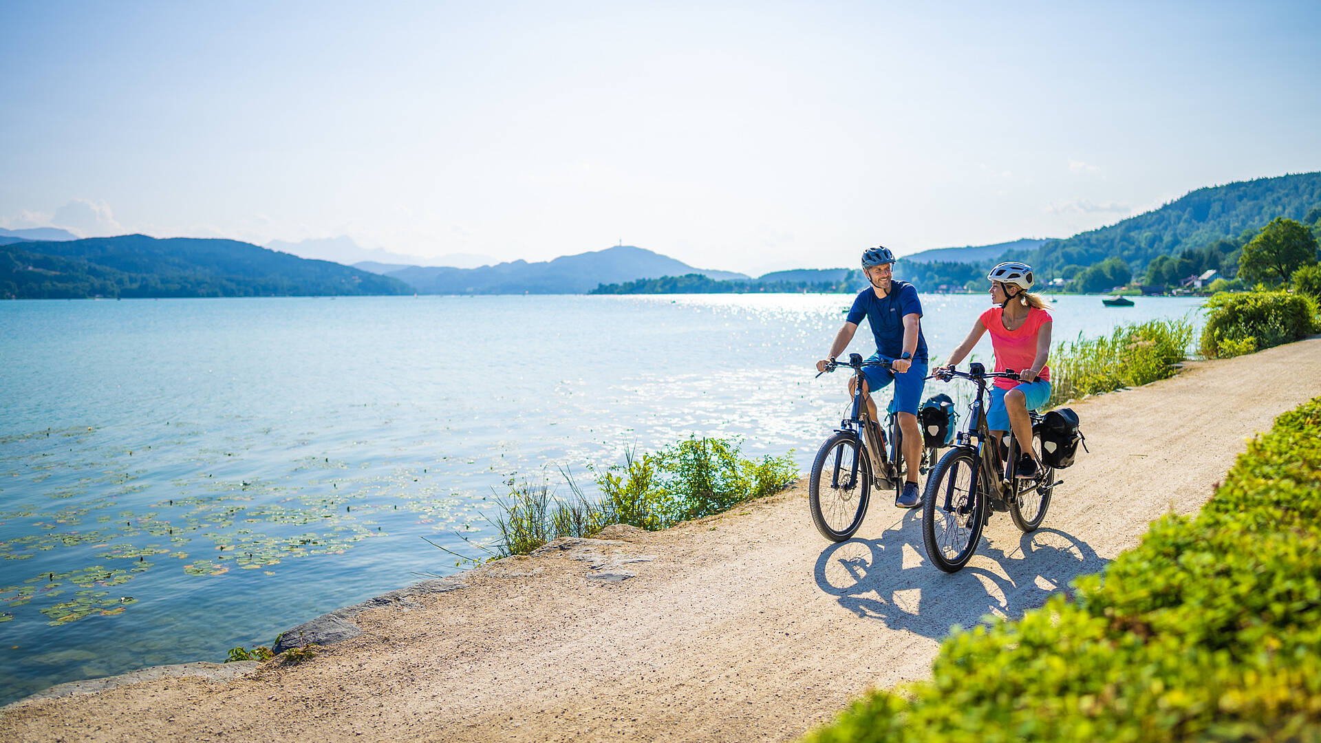 Paerchen beim Radfahren am Woerthersee