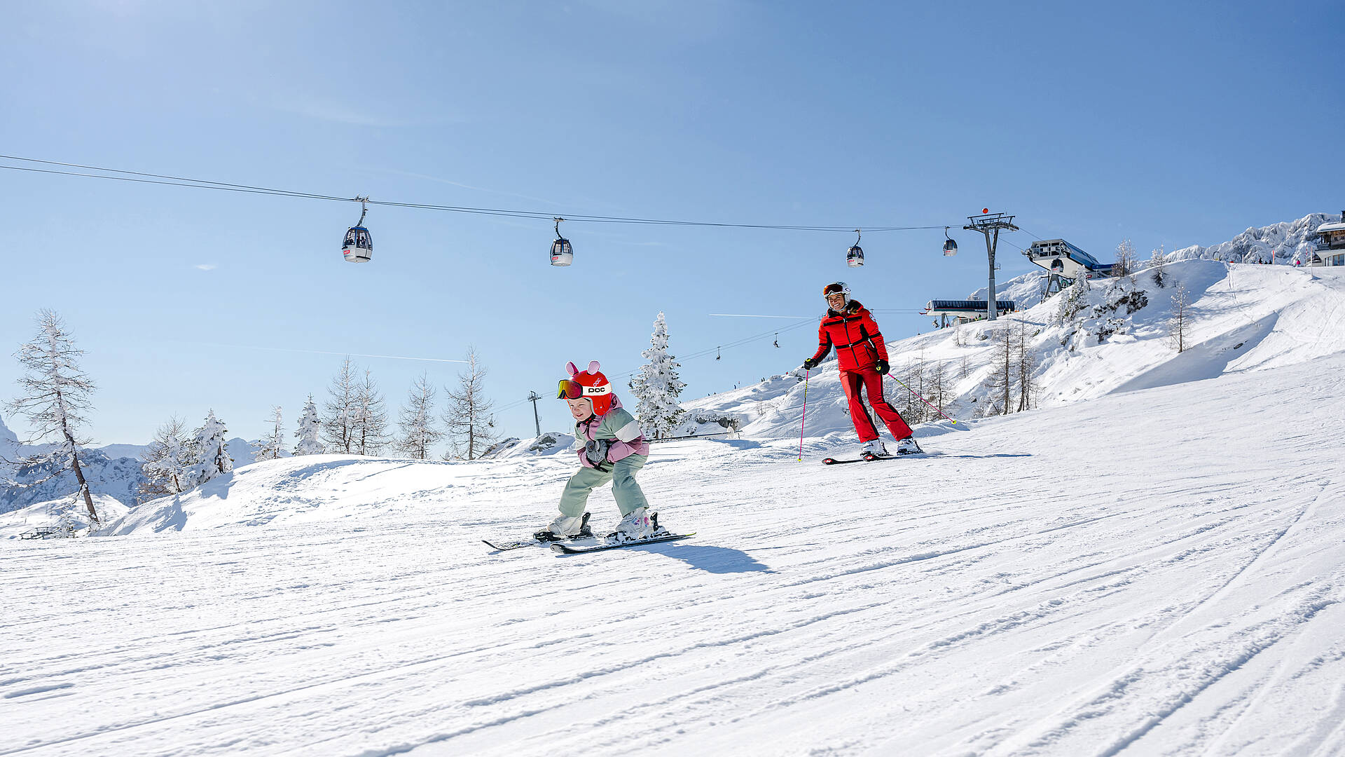 Mama mit Tochter beim Skifahren am Nassfeld